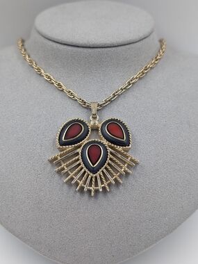 Sarah Coventry Dynasty Red Black Pendant Necklace Gold 1973 EUC 0340